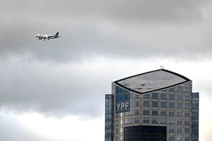 Un avión sobrevuela la sede de la petrolera estatal argentina, YPF, en Buenos Aires