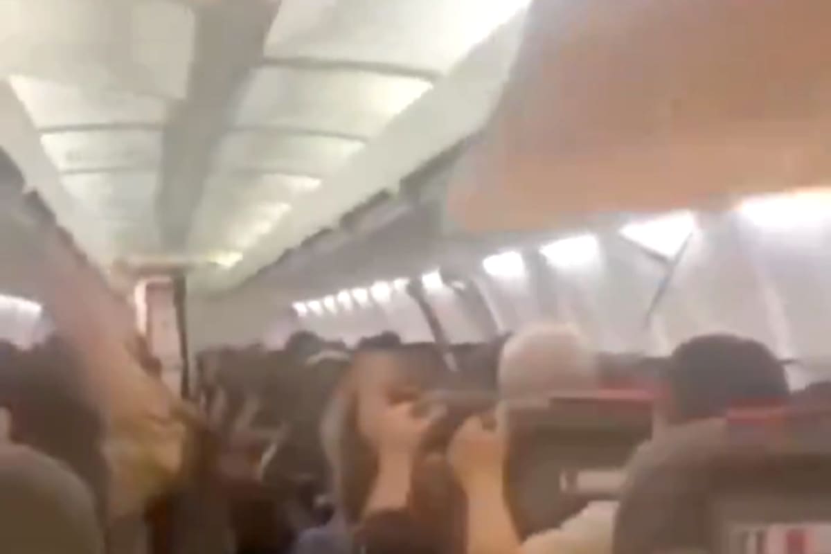 Un avión sufrió fuertes vibraciones tras despegar de Irán, el techo se desmoronó y debió aterrizar de emergencia