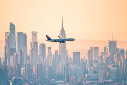 Un avión volando frente a Manhattan