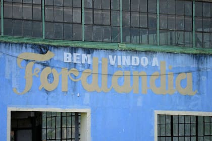 Un aviso de recepción en uno de los edificios abandonados, cerca de Fordlandia