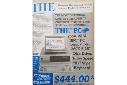 Un aviso de una revista Byte de 1984; esta PC con un cuarto de mega de RAM, diskettera de 5,25" y sin disco duro se vendía por 444 dólares (unos 1160 USD de hoy)