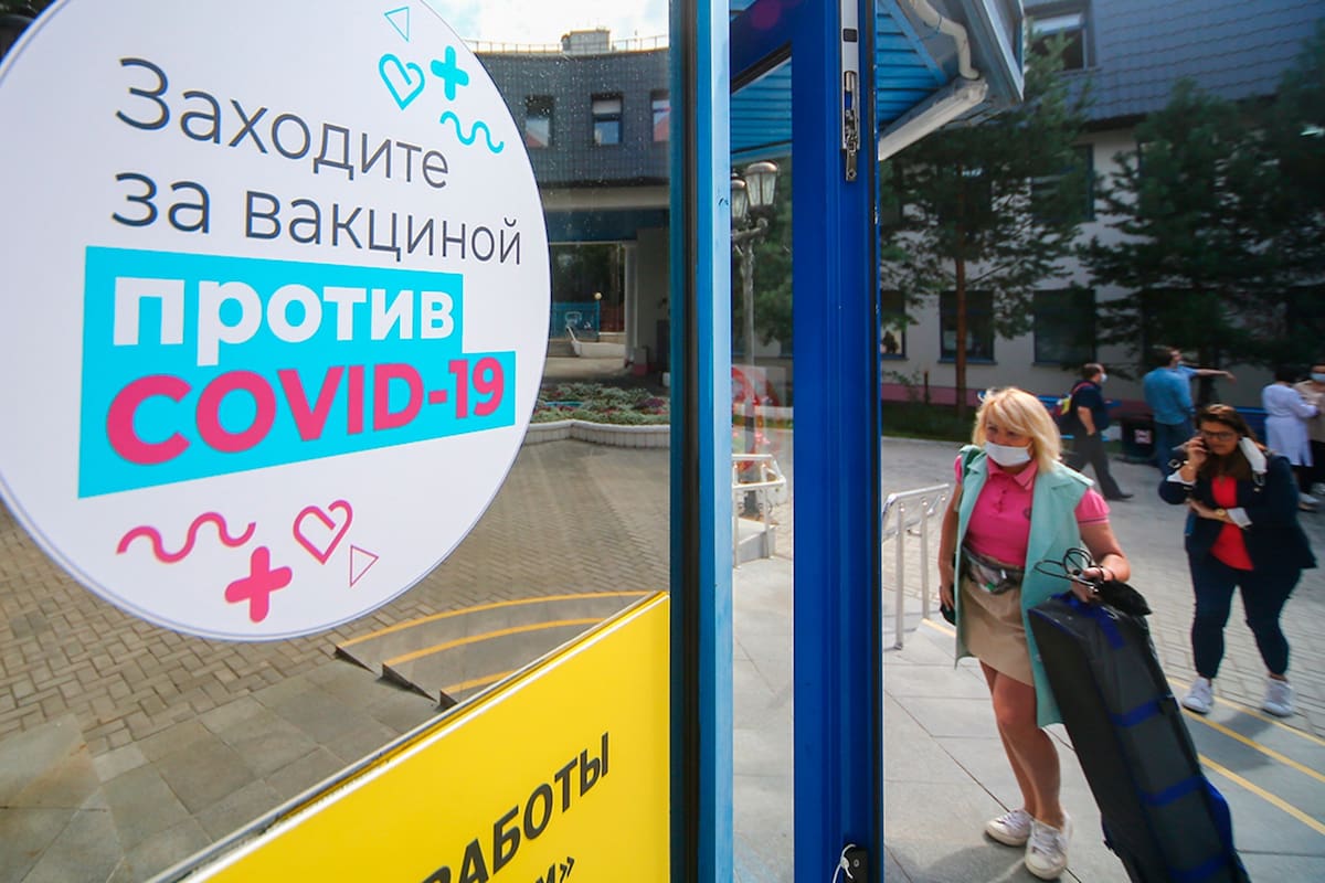 Un aviso en las calles "Pasen por aquí por la vacuna contra el coronavirus"