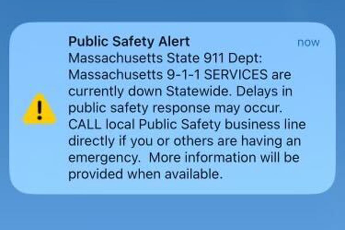 Un aviso en un teléfono celular de Providence, Rhode Island, diciendo que el sistema de llamadas de emergencia de Massachusetts se había caído. (Foto AP/Michelle Smith)