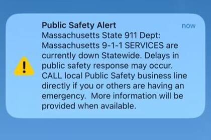 Un aviso en un teléfono celular de Providence, Rhode Island, diciendo que el sistema de llamadas de emergencia de Massachusetts se había caído. (Foto AP/Michelle Smith)