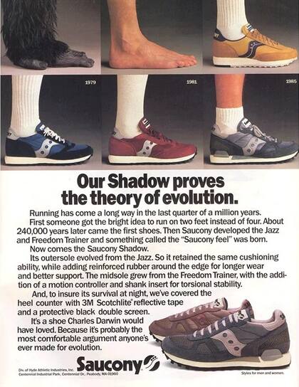 Un aviso promocionando las Saucony, zapatillas para salir a correr con poca luz