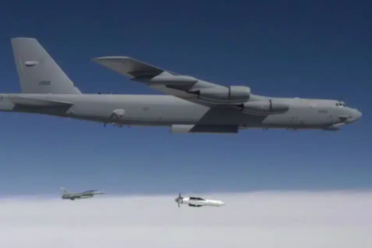 Un B-52 lanzando una bomba GBU-57 (Foto Usaf)