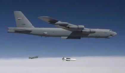 Un B-52 lanzando una bomba GBU-57 (Foto Usaf) en junio del año pasado