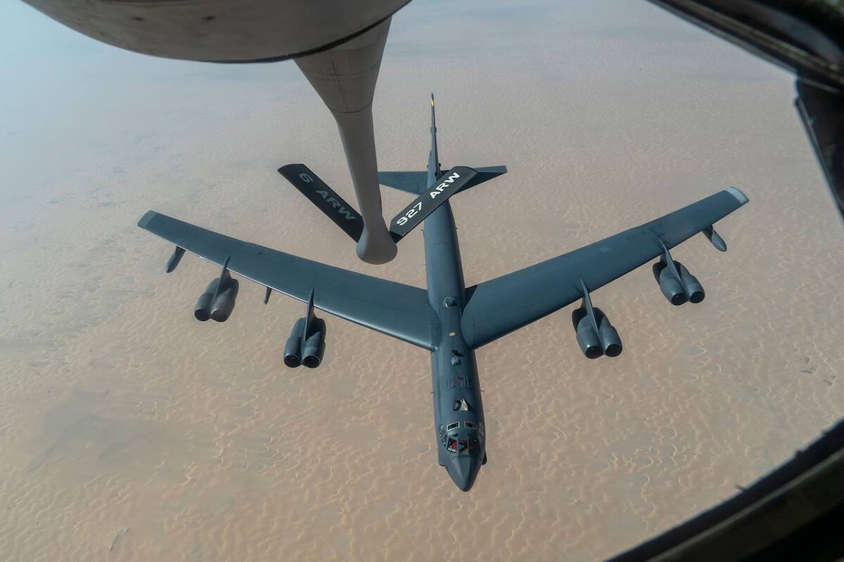 Un B-52H "Stratofortress" de la Fuerza Aérea de EE. UU., procedente de la Base Aérea Minot en Dakota del Norte, se reabastece en esta foto de diciembre de 2020, proporcionada por la Fuerza Aérea