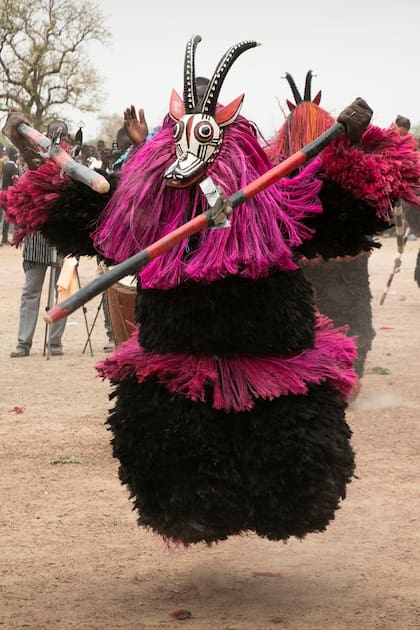 Un bailarín con una máscara tradicional que representa un koba (antílope) danza durante el Festimasq, el Festival des Masques en Pouni, provincia de Sanguie, en Burkina Faso