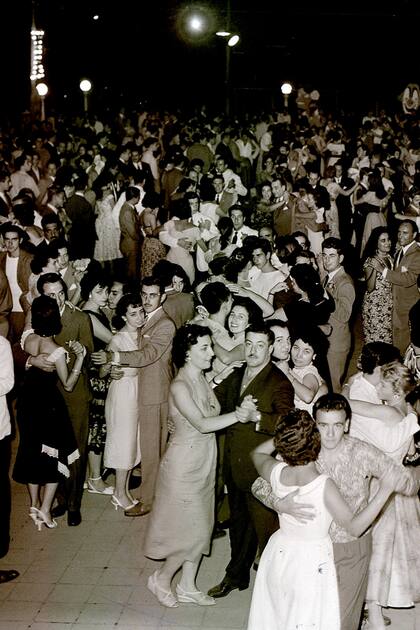 Un baile de carnaval, en la década de 1950