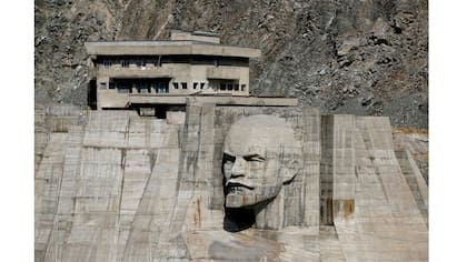 Un bajorrelieve que representa a Lenin en una presa del embalse de Kirov en la región de Talas, Kirguistán occidental