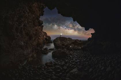 "Un balcón a las estrellas", del español Efrén Yanes, tomada desde una cueva costera en Tenerife