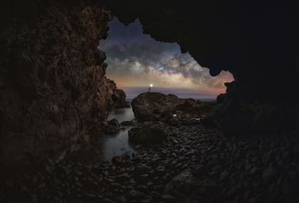 "Un balcón a las estrellas", del español Efrén Yanes, tomada desde una cueva costera en Tenerife