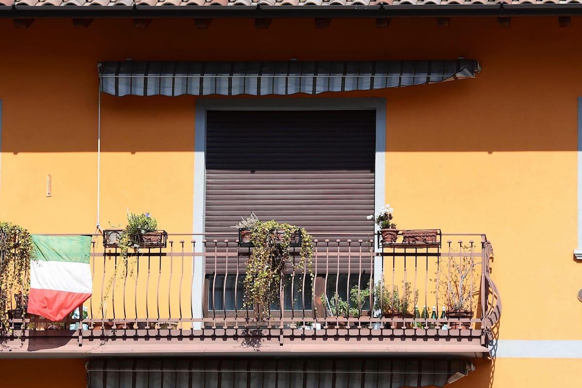 Un balcón de una casa en Lombardía