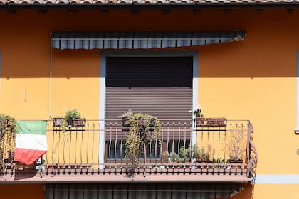 Un balcón de una casa en Lombardía, con las persianas bajas en medio de la epidemia por coronavirus