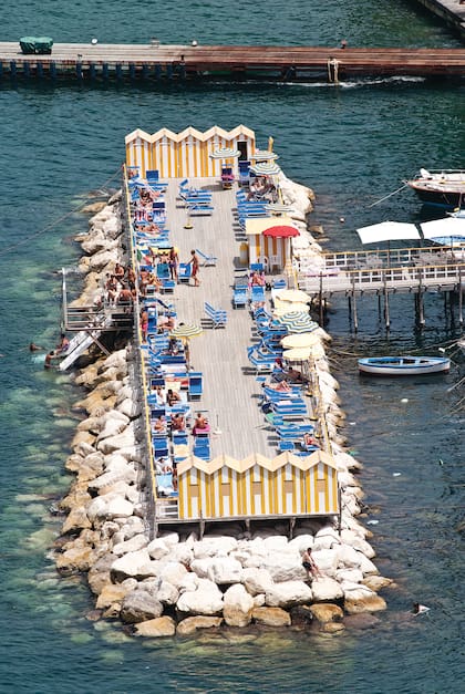 Un balneario montado en una escollera en Sorrento