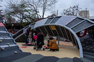 Los patios de juegos temáticos dan nueva vida a las plazas porteñas
