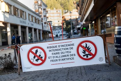 Un banner a metros de la tragedia que indica la prohibición de elementos inflamables