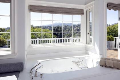 Un baño con jacuzzi y las mejores vistas panorámicas de Los Angeles. Crédito: Backgrid