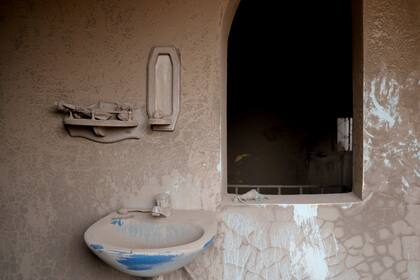 Un baño cubierto de ceniza