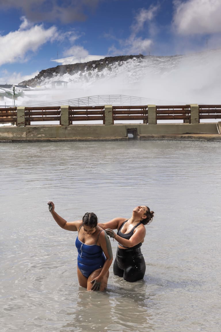Un baño de agua caliente en la Laguna del Chancho, rodeada de montañas nevadas.
