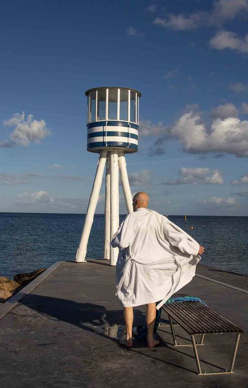 Un baño en el agua helada junto al faro.