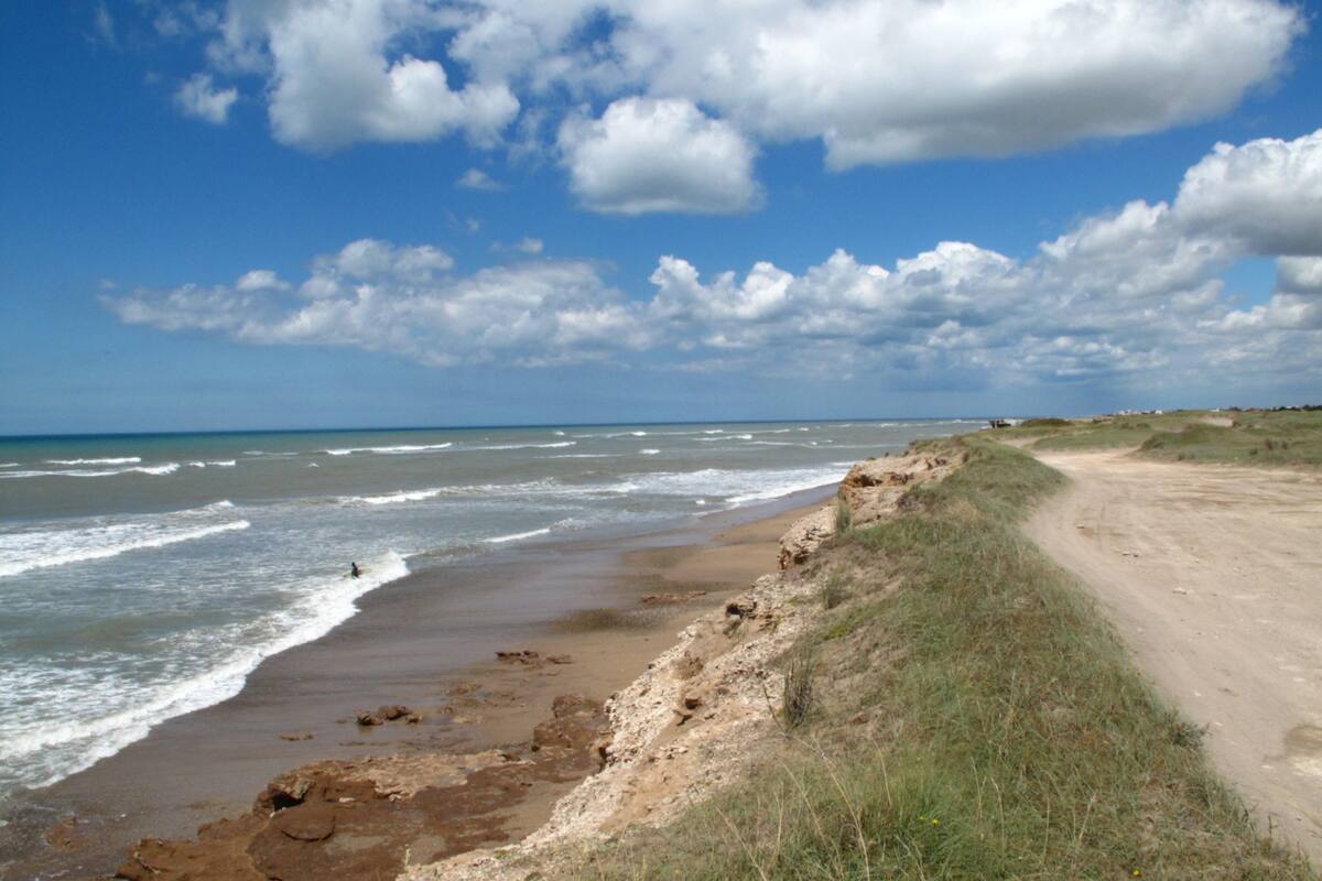Un baqueano encontró un cadáver decapitado y sin miembros en una playa de Miramar