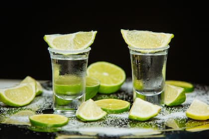 Un bar de Londres les sirvió tequila a sus clientes con soda cáustica en lugar de sal