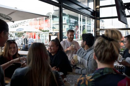 Un bar en el centro de Auckland (Cornell Tukiri/The New York Times)