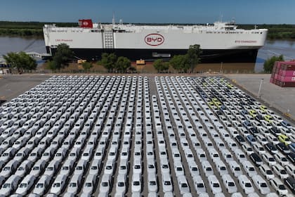 Un barco de la marca china BYD llegó a la Argentina para descargar unos 5800 autos