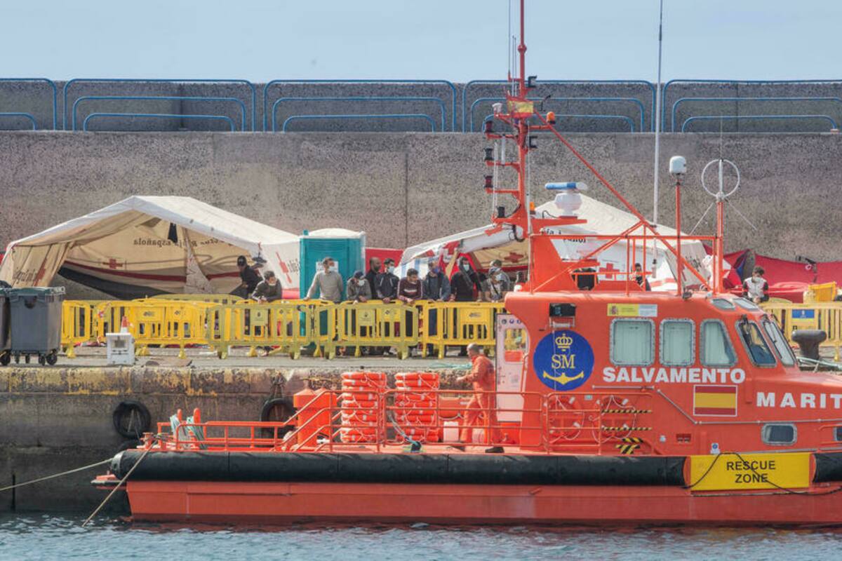 Un barco de salvamento de los guardacostas españoles recuperó a los cuerpos de los migrantes a la deriva