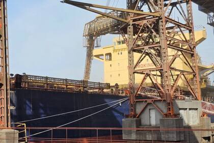 Un barco en el puerto de Quequén