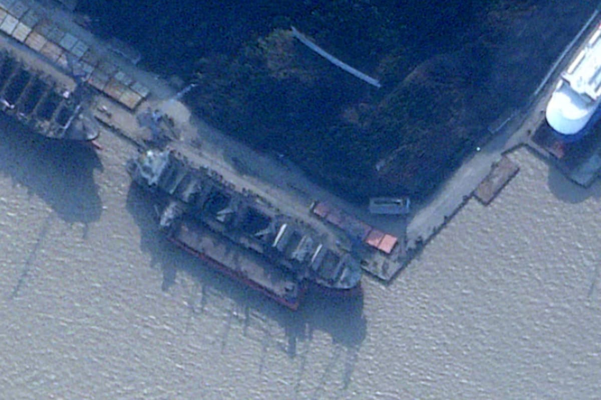 Un barco, identificado por el Royal United Services Institute (RUSI) como el buque de carga registrado en Corea del Norte Angara, se ve atracado junto a un barco más grande en el muelle de Zhoushan Xinya Shipbuilding Co en Zhoushan, China, el 11 de febrero de 2024 en una imagen de satélite. Planet Labs PBC/Folleto vía REUTERS/Foto de archivo