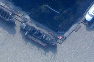 Un barco, identificado por el Royal United Services Institute (RUSI) como el buque de carga registrado en Corea del Norte Angara, se ve atracado junto a un barco más grande en el muelle de Zhoushan Xinya Shipbuilding Co en Zhoushan, China, el 11 de febrero de 2024 en una imagen de satélite. Planet Labs PBC/Folleto vía REUTERS/Foto de archivo
