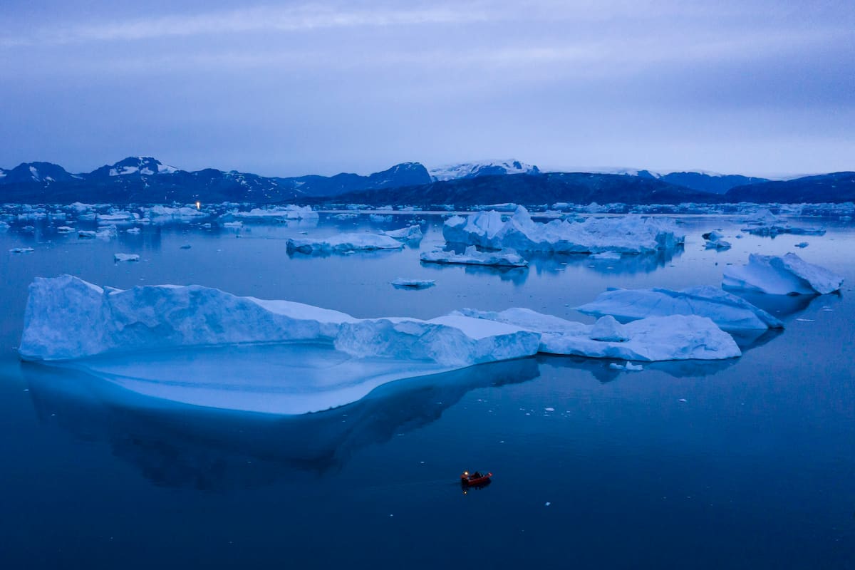 Un barco navega cerca de Kulusuk, en el este de Groenlandia, el 15 de agosto de 2019