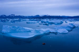Un barco navega cerca de Kulusuk, en el este de Groenlandia, el 15 de agosto de 2019