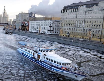Un barco navega por el río Moskva cubierto de hielo cerca del Kremlin en Moscú, Rusia. (EFE/MAXIM SHIPENKOV)