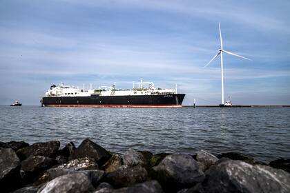Un barco para el transporte de gas llegando al puerto de Eemshaven, en Holanda