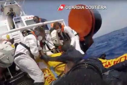 Un barco patrulla italiano rescata a migrantes frente a las costas de Lampedusa, Italia. Foto entregada por la guardia costera italiana. (Guardia costera italiana via AP)