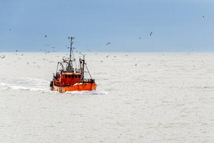 Un barco pesquero volviendo al puerto de Mar del Plata