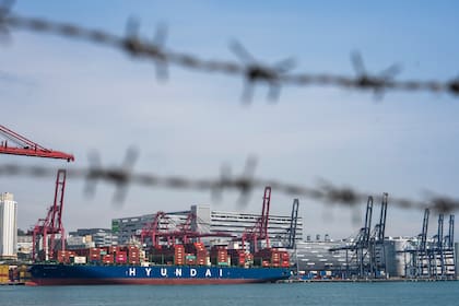 Un barco portacontenedores se ve amarrado en la terminal de contenedores Kwai Chung en Hong Kong, el martes 8 de abril de 2025.