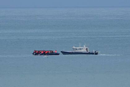 Un barco que se cree lleva migrantes es escoltado por un barco de la Gendarmería Nacional Francesa en el Canal de la Mancha junto a la playa de Wimereux, Francia, el miércoles 4 de septiembre de 2024. (AP Foto/Nicolas Garriga, Archivo)