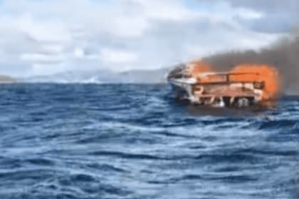 Un barco se incendió mientras navegaba por el lago Nahuel Huapi
