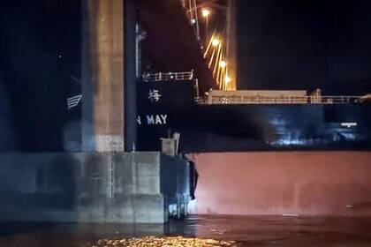 Un barco sufrió una rotura de timón y chocó contra el puente Zárate-Brazo Largo
