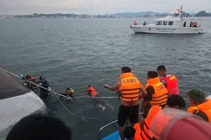 Un barco turístico volcó en Vietnam y hay 34 muertos.