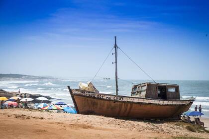 Un barquito de pescadores sobre las arenas de "el puertito" en Punta del Diablo