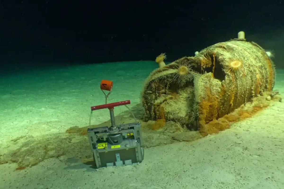 Un barril con residuos radiactivos presenta signos avanzados de deterioro y pérdida de material sobre el lecho marino, a unos 4700 metros de profundidad
