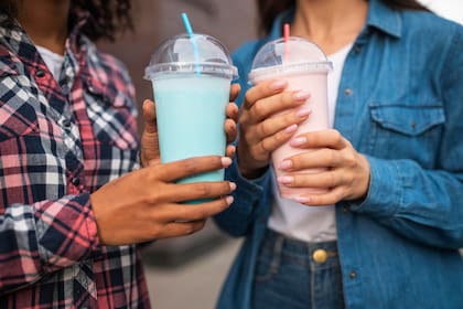 Un batido de 590 ml, un té endulzado o una bebida energética pueden contener más de 70 gramos de azúcares añadidos