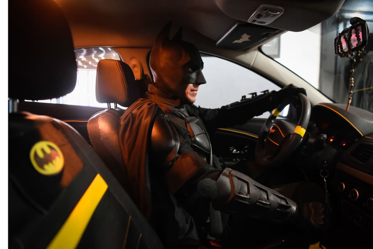 Un Batman solidario en La Plata se gana a los niños sin revelar su identidad