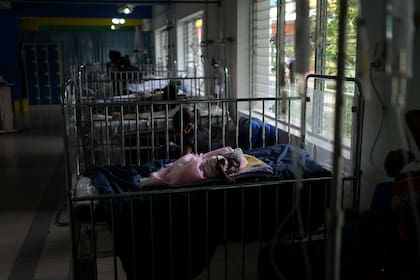 Un bebé descansa en una cama del Hospital Pediátrico Saint Damien el domingo 24 de octubre de 2021, en Puerto Príncipe, Haití. (AP Foto/Matías Delacroix)